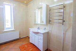 Дома для отпуска Агроусадьба Абузерье Abuzierje Четырехместный номер с собственной ванной комнатой-3