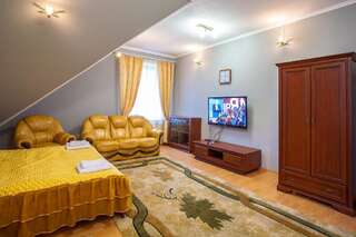 Дома для отпуска Агроусадьба Абузерье Abuzierje Улучшенный двухместный номер с 1 двуспальной кроватью и диваном-1